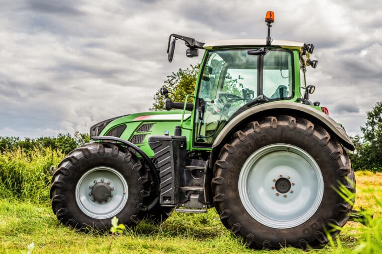 Großer Traktor auf einer Wiese